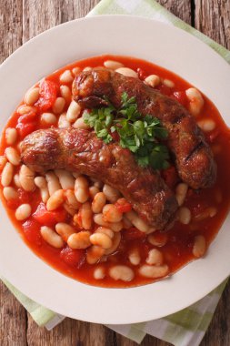 Domuz sosisi fasulye ve bir tabak portre üzerinde pişmiş domates ile.