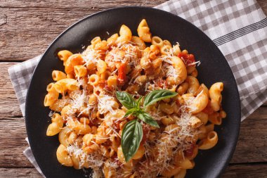 makarna börülce ve plaka yakın çekim üzerinde parmesan peyniri ile. 