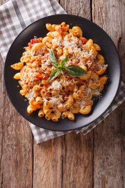 gomiti makarna beyaz fasulye ve plaka yakın peynir ile. Ve