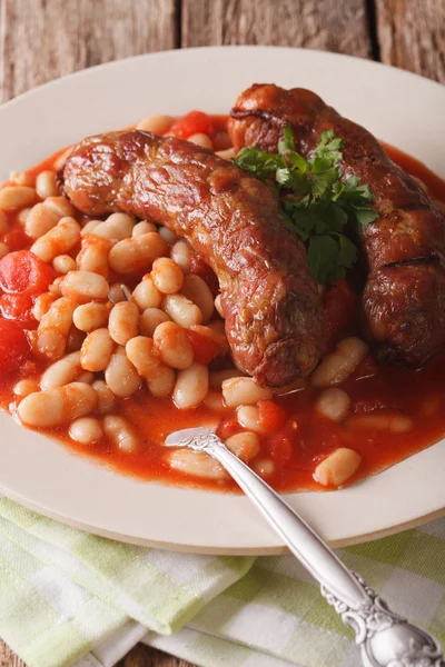 Sausages with beans in tomato sauce close-up. vertical — Stock Photo, Image