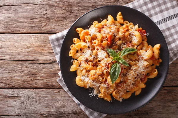 Macarrão gomiti com feijão branco e queijo em um prato close-up. Ho — Fotografia de Stock