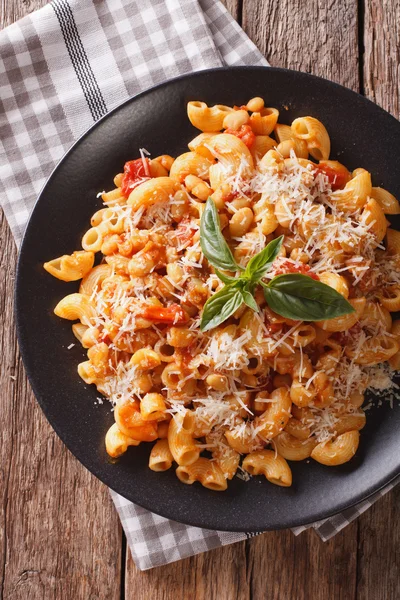 Makarna börülce ve plaka yakın çekim üzerinde parmesan peyniri ile. — Stok fotoğraf