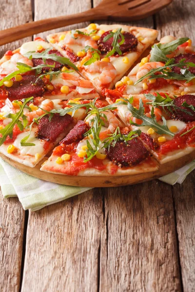 Włoska pizza z salami, krewetki, kukurydza, mozzarella i rukolą — Zdjęcie stockowe