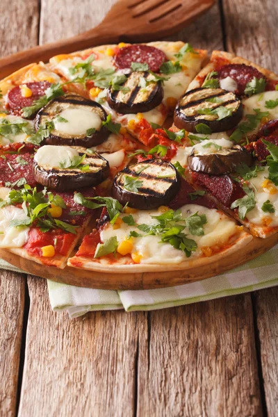 Pizza with grilled eggplant, sausage, corn and cheese close-up. — Stock Photo, Image