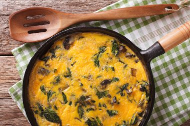 fritatta ıspanak, kaşar peyniri ve bir kızartma mantar ile 