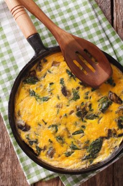 ıspanak, kaşar peyniri ve pan closeup mantarlı omlet. V
