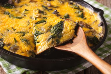 ıspanak, peynir ve pan yakın çekim mantarlı omlet. hor