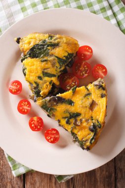 Frittata ıspanak ve mantar yakın çekim ile. Dikey üstten görünüm