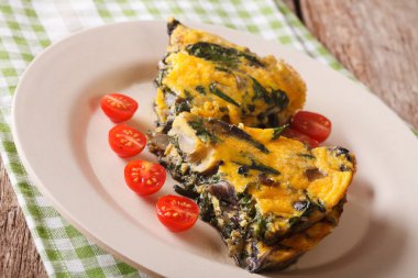 Frittata ile ıspanak, kaşar peyniri ve mantar yakın çekim. Ho