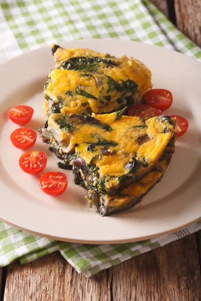 Sliced frittata with spinach, cheddar cheese and mushrooms close — Stock Photo, Image