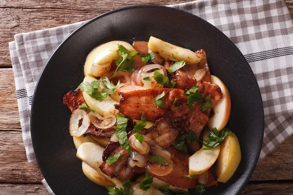 Gebratener Speck, serviert mit Zwiebeln und Äpfeln in Nahaufnahme. horizontal t — Stockfoto