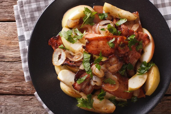 Stekt bacon med lök och stuvade gröna äpplen närbild. Horisont — Stockfoto