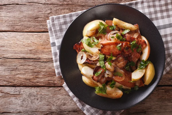 Cocina sueca: tocino frito con cebolla y manzanas verdes guisadas — Foto de Stock