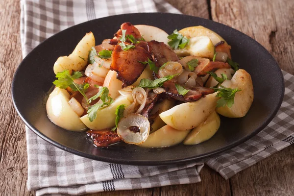 Schmackhafter gebratener Speck mit Zwiebeln und geschmorten Äpfeln hautnah auf einer Pfanne — Stockfoto