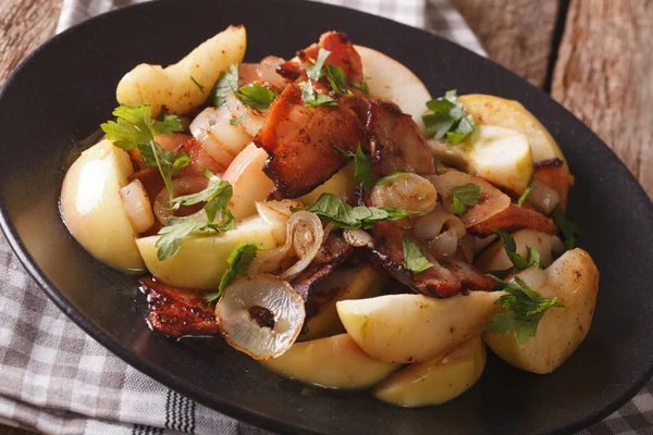 Husmanskost: stekt bacon med lök och stuvade gröna äpplen — Stockfoto