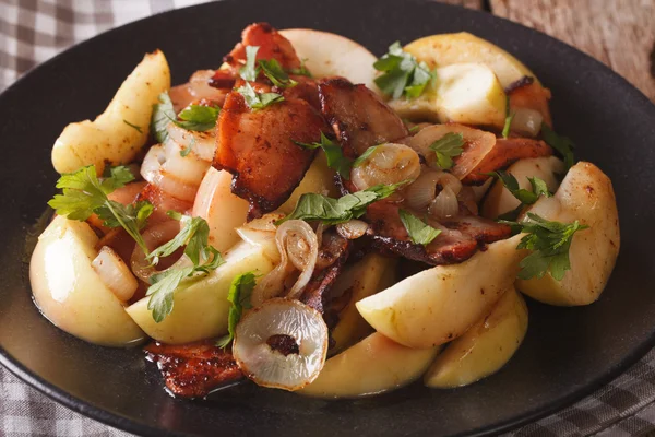 Gebratener Speck garniert mit Zwiebeln und Äpfeln. horizontal — Stockfoto