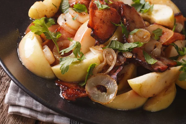 Fried bacon with onions and apples macro. horizontal — Stock Photo, Image