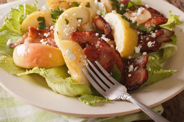 Zweedse salade met gebakken spek, groene appel en geiten kaas macr — Stockfoto