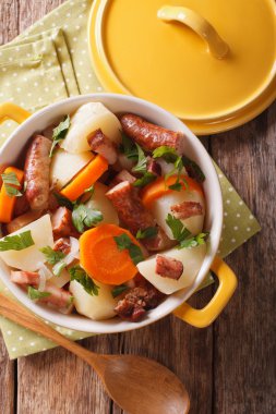 Dublin bölümünü şımartmak sarı bir tencerede yakın çekim. Dikey 