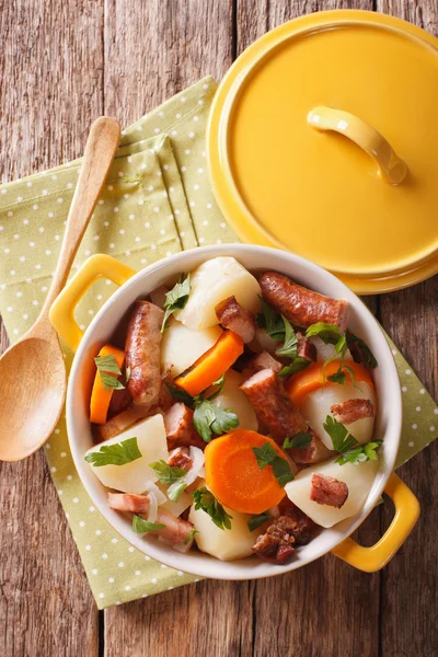 Вкусная ирландская нянька со свиными сосисками, беконом и овощами в — стоковое фото