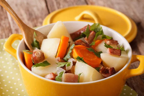 Coddle irlandês com linguiça de porco, bacon e legumes close-up. h — Fotografia de Stock