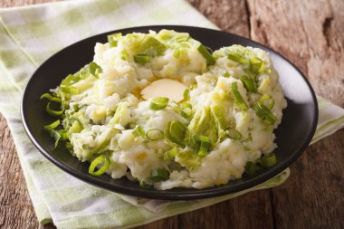 Colcannon patates püresi ve cabb ile geleneksel İrlandalı çanak
