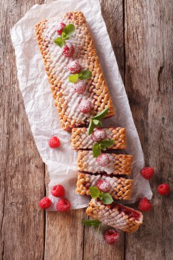 Frambuazlı pasta yakın çekim masanın üzerine dilimlenmiş. Dikey Üstten Görünüm