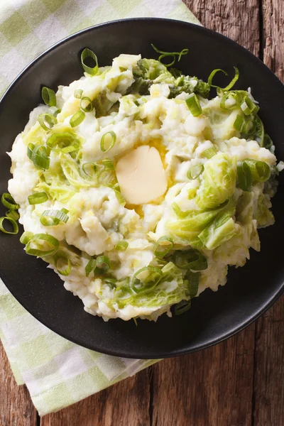 Colcannon 马铃薯特写在桌子上的菜。垂直的顶视图 — 图库照片