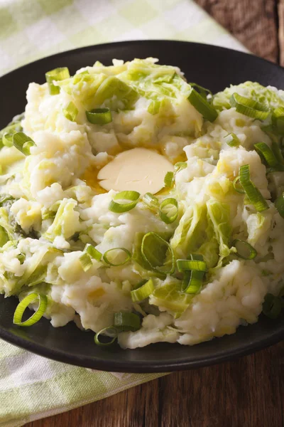 Casă irlandeză de cartofi Colcannon cu verde și unt macro. Ve — Fotografie, imagine de stoc