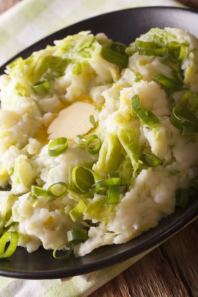Irská Kuchyně: colcannon šťouchané brambory s máslem a zelí — Stock fotografie