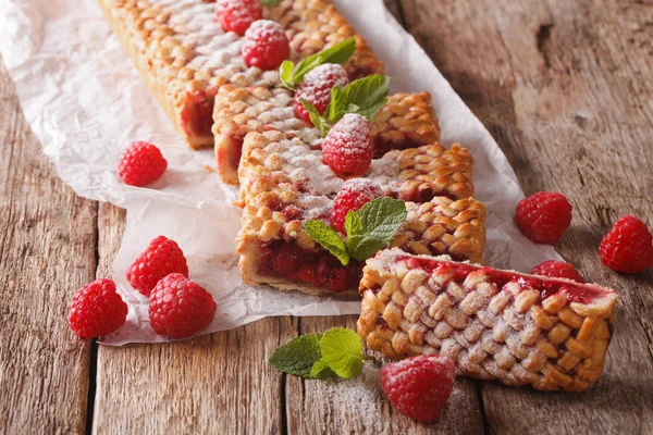 Homemade delicious raspberry pie close-up. horizontal — Stock Photo, Image