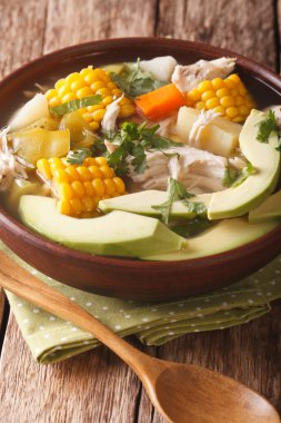 Patates çorbası ajiaco tavukla bir kapta kapatın. Dikey
