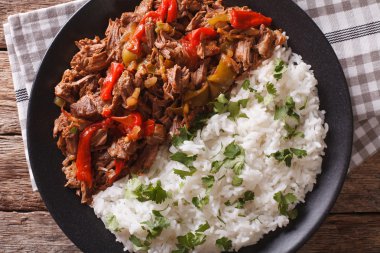 Latin Amerika mutfağı: ropa vieja pirinç yakın çekim ile. Horizonta