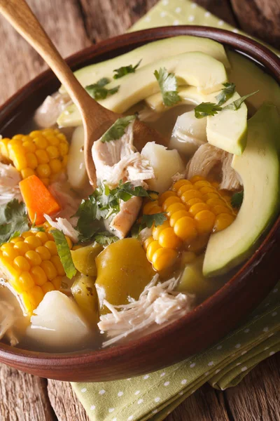 Колумбійський кухні: ajiaco суп закладають в миску. вертикальні — стокове фото