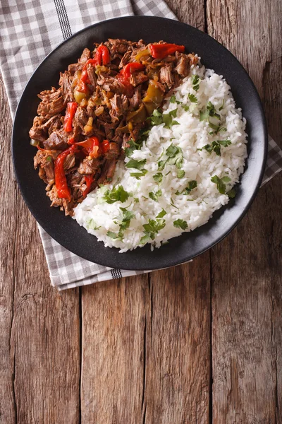 Ropa vieja: Rindereintopf in Tomatensauce mit Gemüse und Reis g — Stockfoto