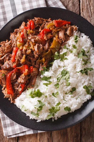 Cozinha latino-americana: ropa vieja com arroz close-up. vertical — Fotografia de Stock