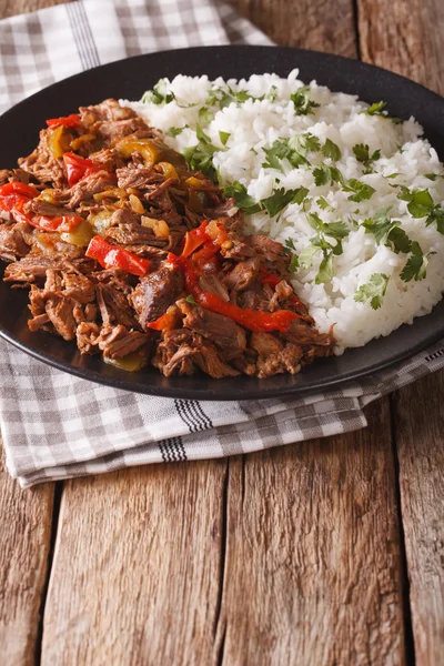 Comida mexicana ropa vieja: guisado de carne em molho de tomate com legumes — Fotografia de Stock