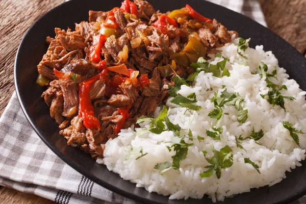 Ropa vieja: ensopado de carne bovina em molho de tomate com legumes e arroz g — Fotografia de Stock