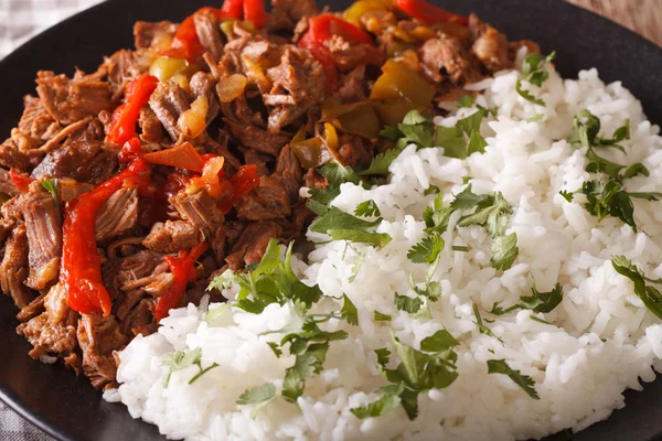 Cocina cubana: ropa vieja de carne con guarnición de arroz macro. horizontales —  Fotos de Stock