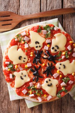 Pizza Halloween hayaletler peynir ve zeytin örümcekler yakın çekim ile. 