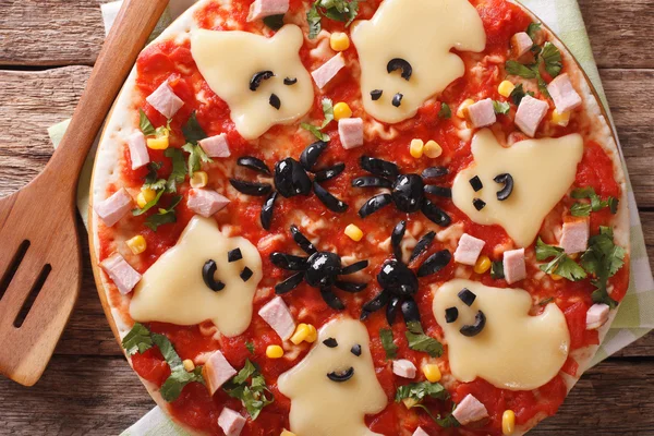 Pizza na Halloween z bliska szynkę, ser i oliwki. głowicami p. — Zdjęcie stockowe