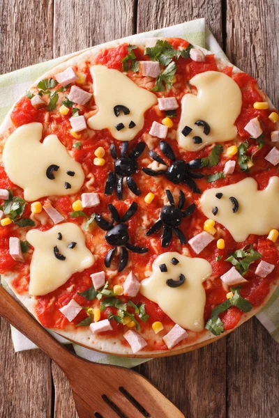 Pizza na Halloween z bliska szynkę, ser i oliwki. vertic do głębokości — Zdjęcie stockowe