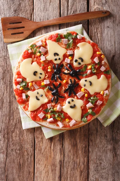 Halloween Food: Pizza z bliska duchy i pająki. pionowe — Zdjęcie stockowe