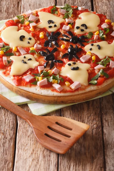 Pizza Halloween with ghosts cheese and olives spiders close-up. — Stock Photo, Image