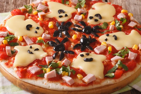 Zamknij śmieszne pizza na Halloween z szynką, serem i warzywami- — Zdjęcie stockowe