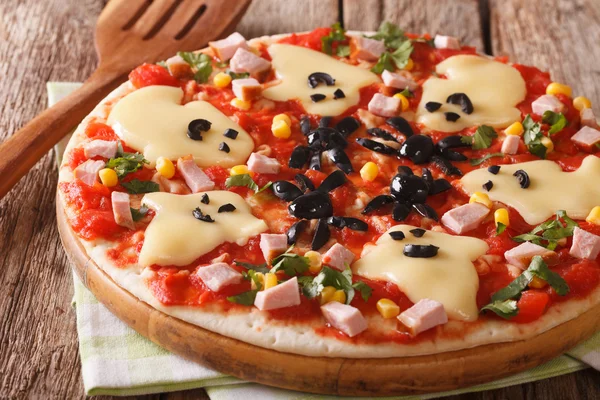 Pizza na Halloween z bliska szynkę, ser i oliwki. głowicami p. — Zdjęcie stockowe