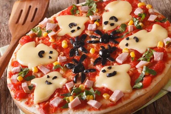 Halloween pizza z bliska ser, oliwki, szynka i ketchup. h — Zdjęcie stockowe