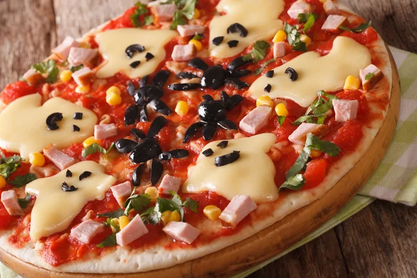 Świąteczny Halloween pizza z szynką, serem i warzywami zbliżenie — Zdjęcie stockowe