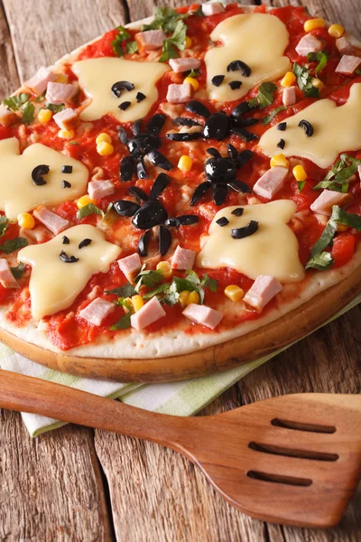 Halloween Food: Pizza z bliska duchy i pająki. pionowe — Zdjęcie stockowe