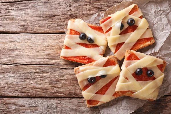 Verschrikkelijke broodjes voor Halloween in de vorm van een mummie. horizo — Stockfoto